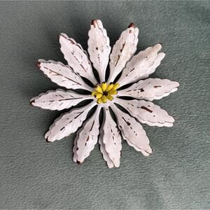 Vtg 60s Flower Power White‎ Yellow Enamel Daisy Brooch P046